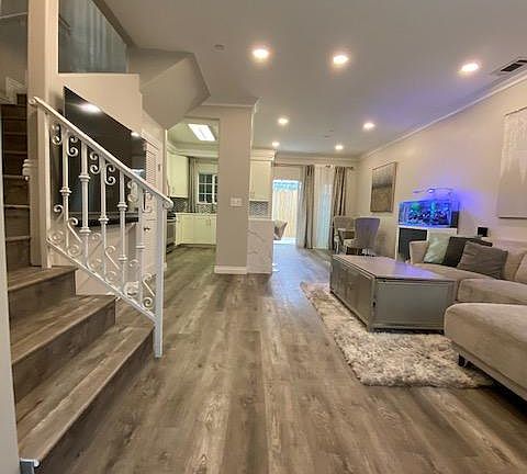 4th image of 338 W Milford St #105