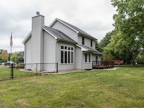 5th image of 131 Sterling Ct