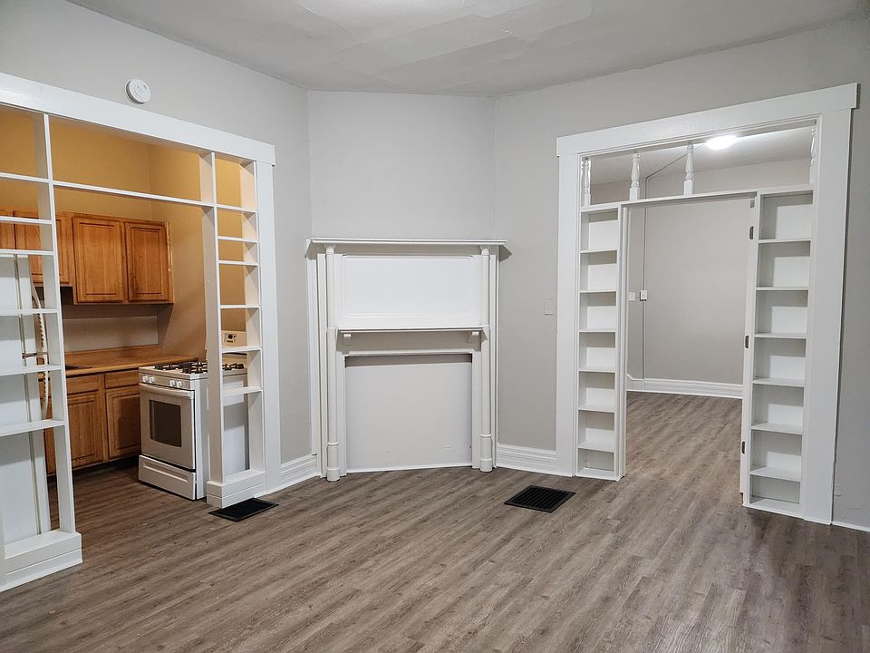 Living room wit built in shelves