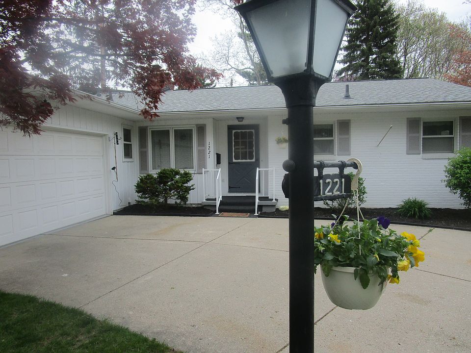 1st image of 1221 Cedarhill Dr