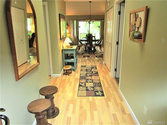 5th image of 689 Island Cir SE