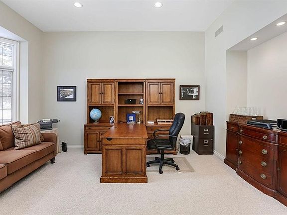 5th image of 471 Hunters Crest Dr