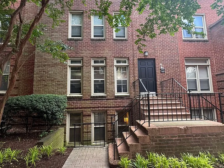 1433 A St NE #B — Photo 1