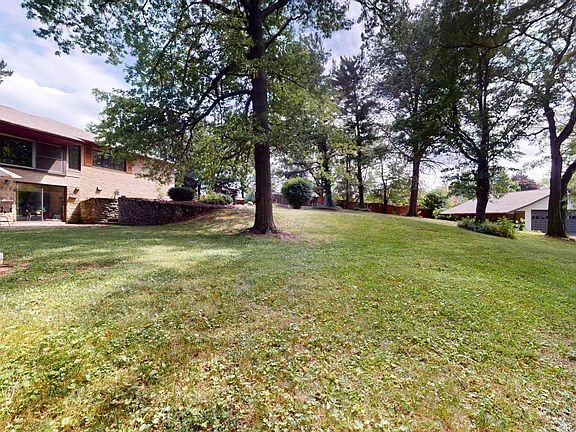 4th image of 647 Spangler St