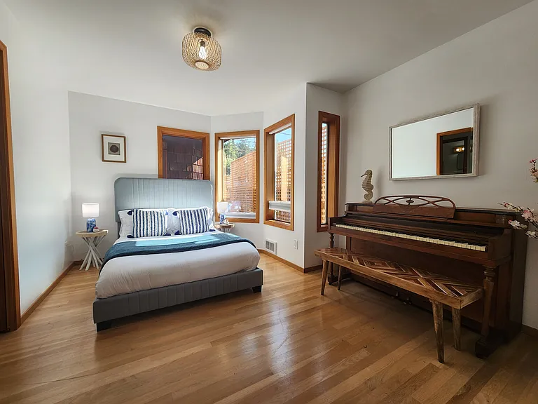 19118 Soundview Dr NW — Photo 10
