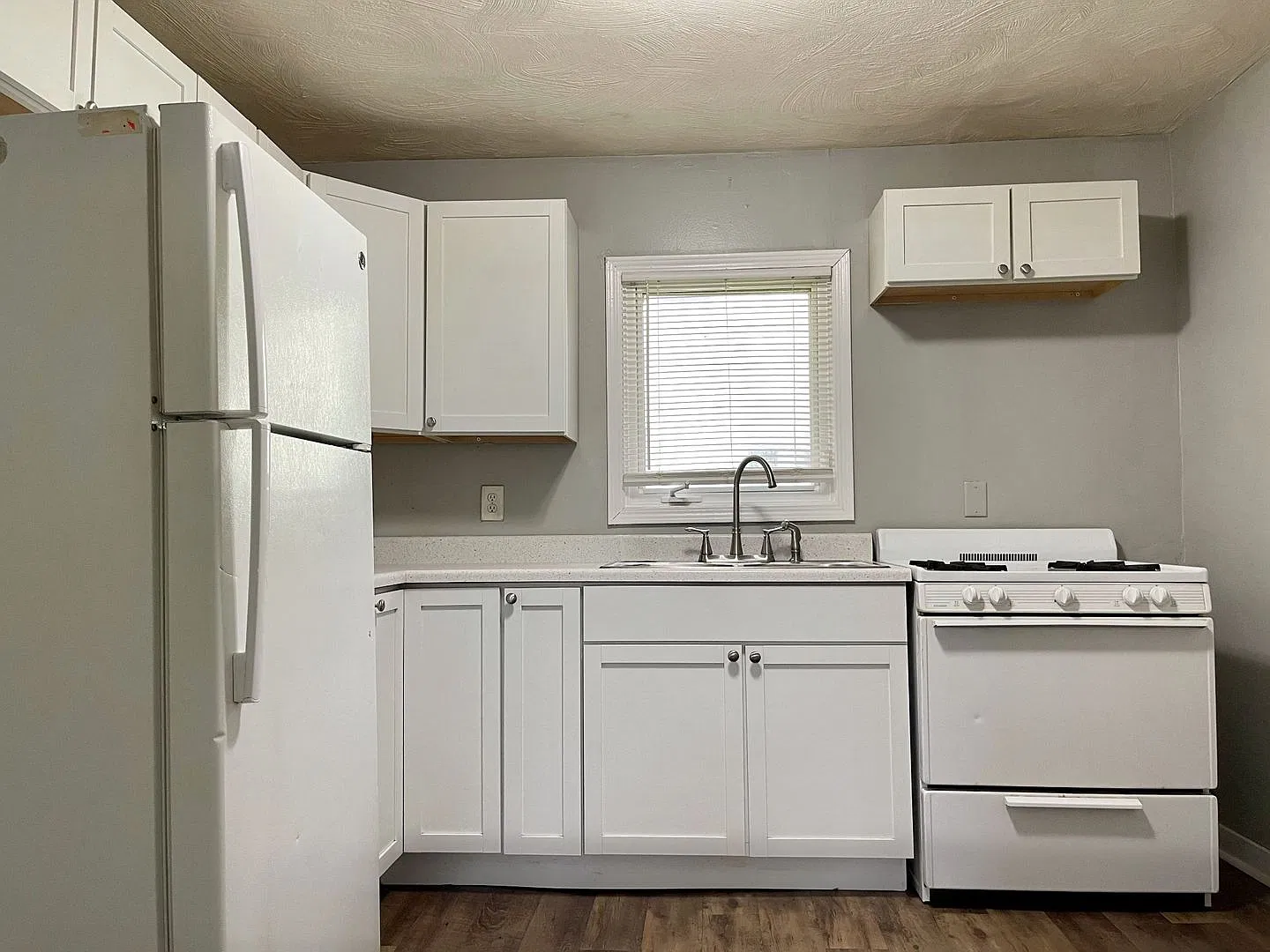 Darling 2 Bedroom 1 Bathroom Home in Minneapolis! — Photo 2