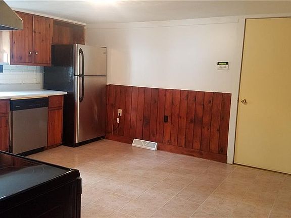 5th image of 2267 Eastman Ave