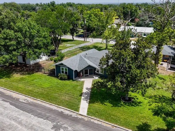 733 E KREZDORN ST, Seguin, TX 78155