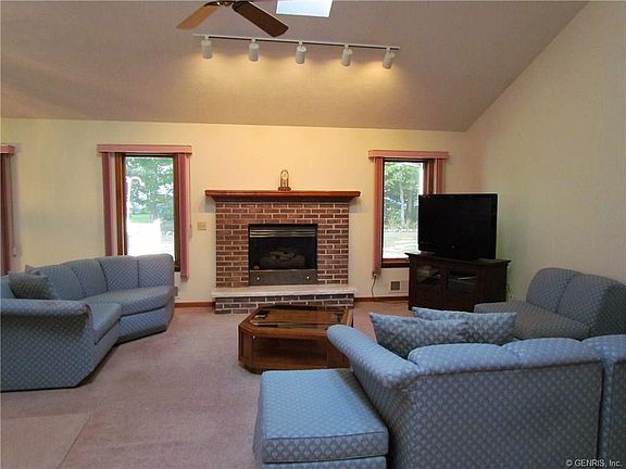 3rd image of 6 Woodrose Dr