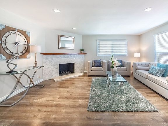 4th image of 23426 Kittridge St