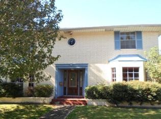 2611 Holiday Dr, New Orleans, LA 70131