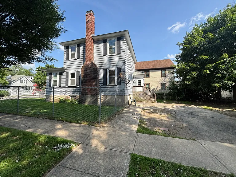 466 Chandler St — Photo 16