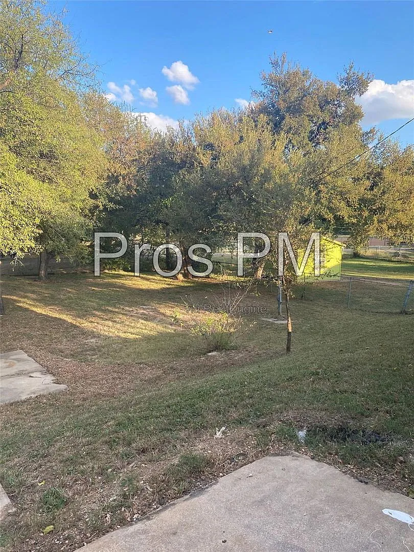 3 bed, 1.0 bath, 1431 sqft, $1,700 — Photo 2