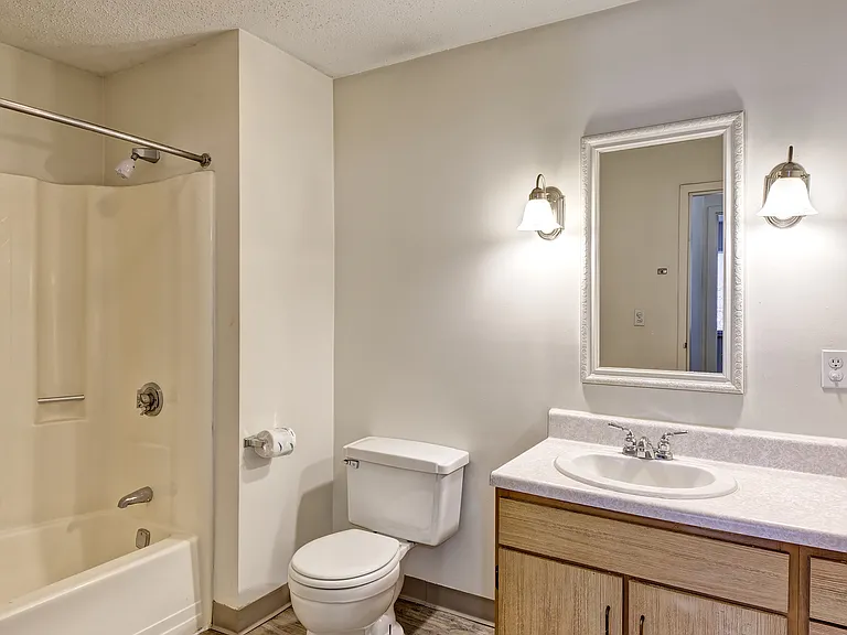Woodland Apartments — Photo 13