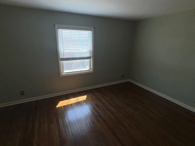 102 Hampton Dr — Photo 8