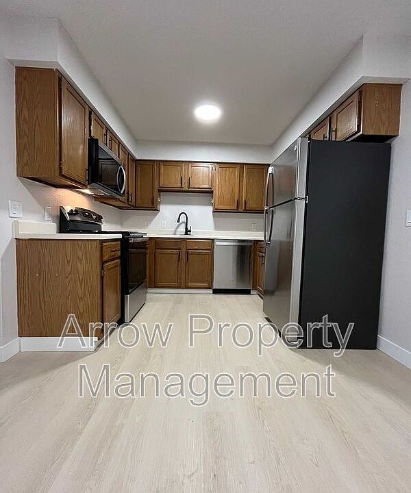 1st image of 515 W Saunders Ave Unit 16