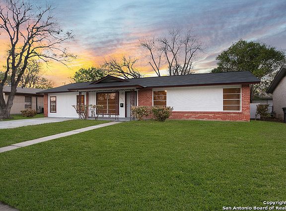 3rd image of 4919 Creekmoor Dr