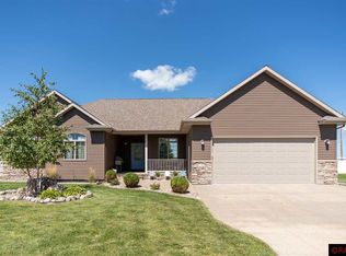 209 Creekside Dr, Eagle Lake, MN 56024