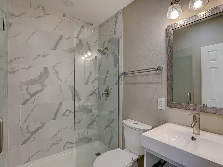 2524 N High St — Photo 33
