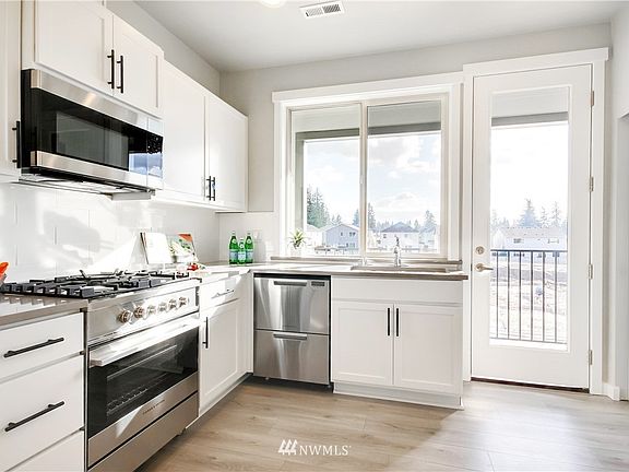 4th image of 1009 105th Avenue Ct E