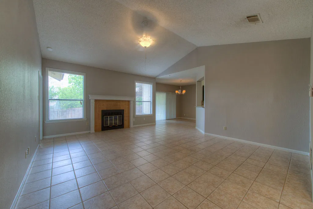 2 Weeks FREE! Sign an 18-month lease and receive 2 weeks FREE. Must move in by October 15th. — Photo 4