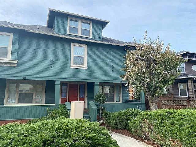 2414 Hoyt Ave — Photo 3