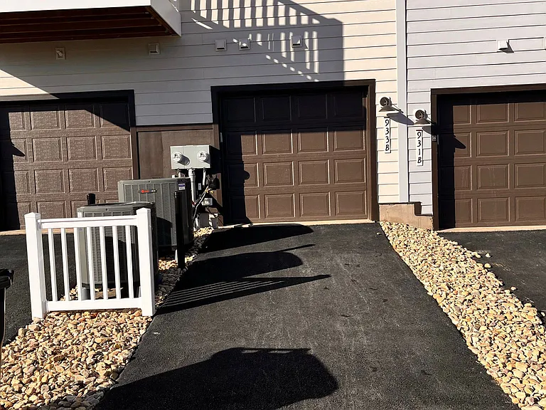 933 Salamander St #B — Photo 14