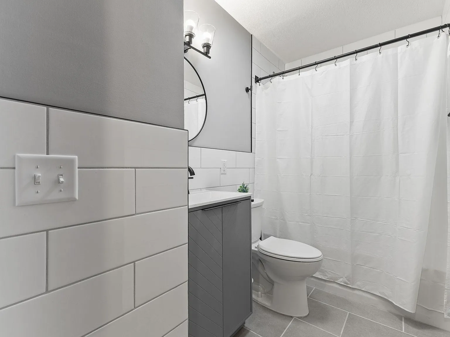 4 bed, 2.5 bath, 2300 sqft, $923 — Photo 2