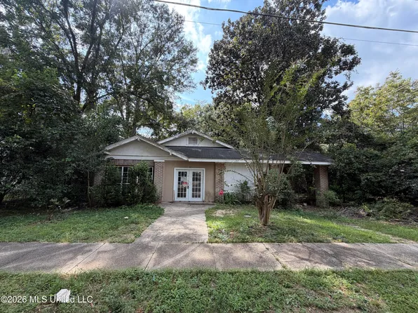 102 S Strahan St, Poplarville, MS 39470