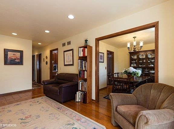 3rd image of 1107 Tamarack Ln