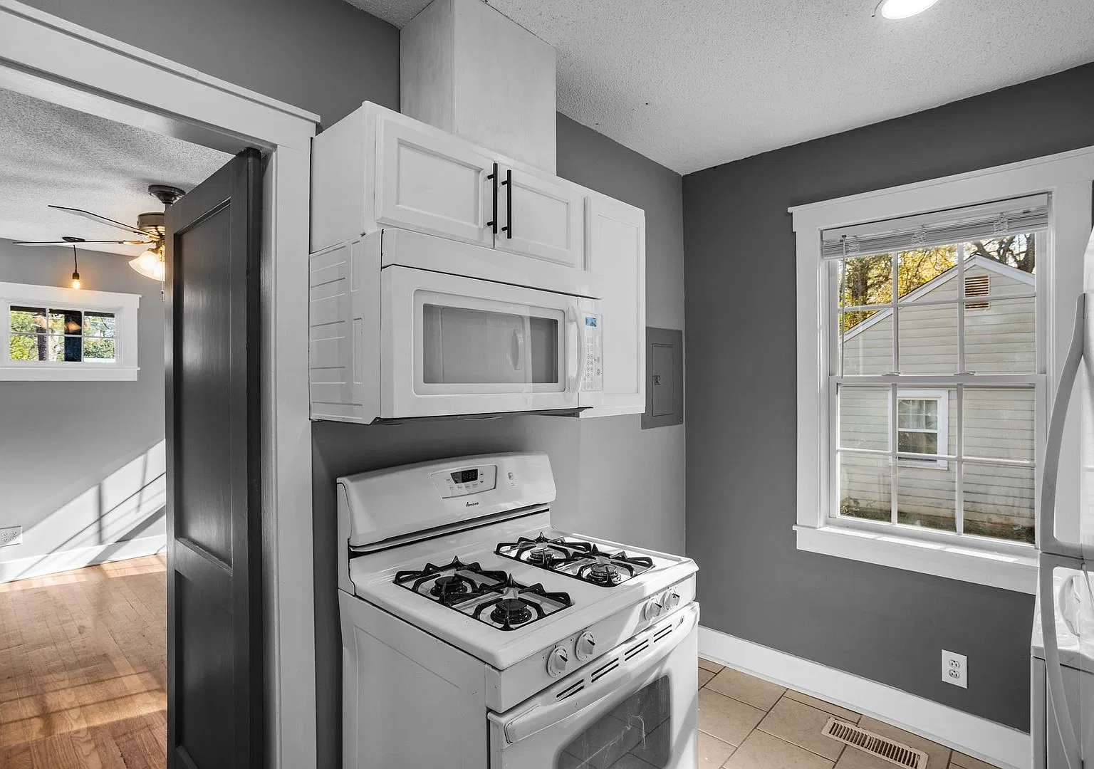 1 Bedroom 1 Bath Duplex in the Heart of Auburn — Photo 4
