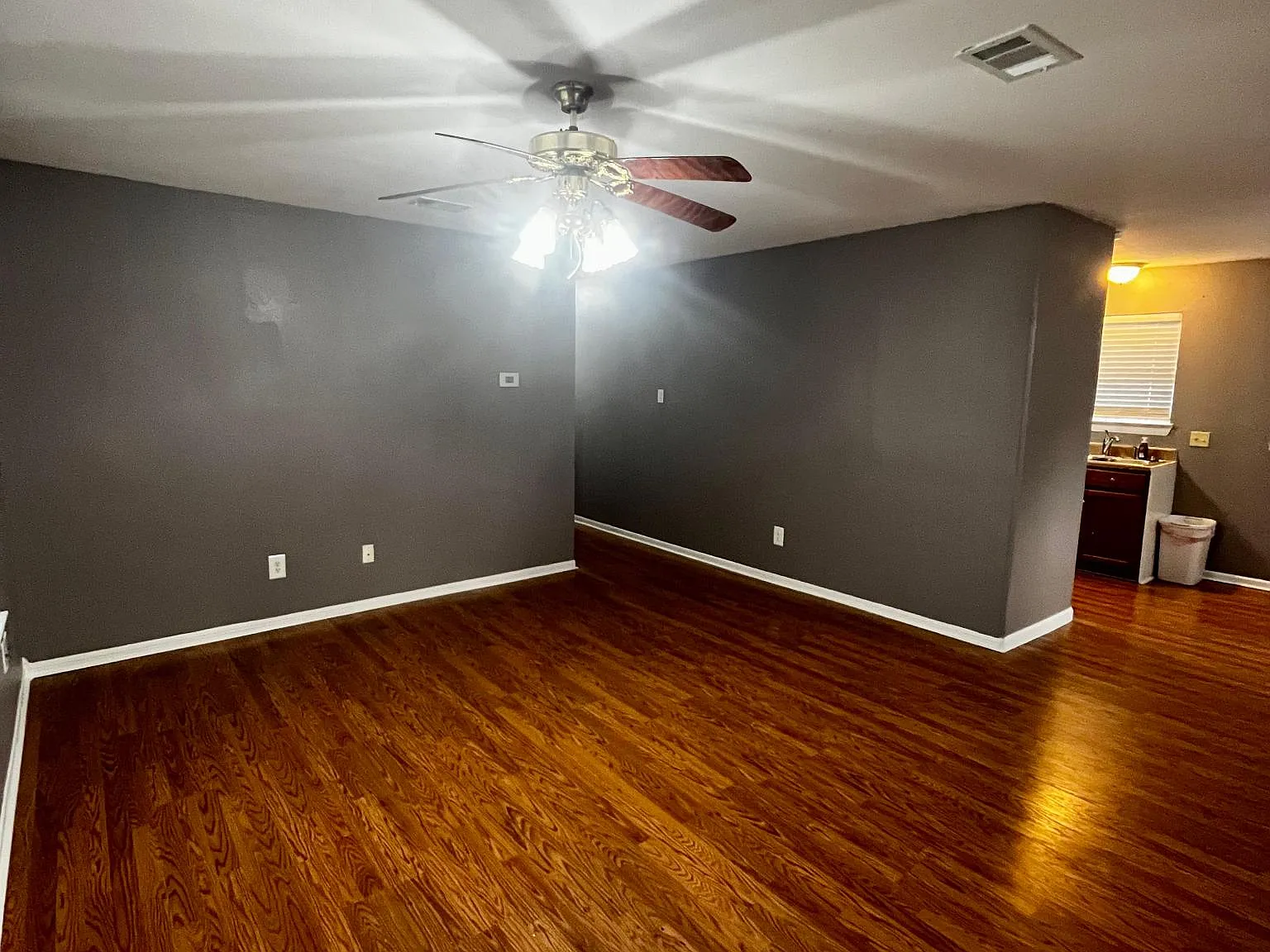 927 Mainer Ln — Photo 2