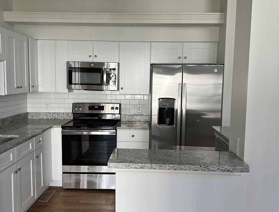 Full kitchen with upgraded appliances