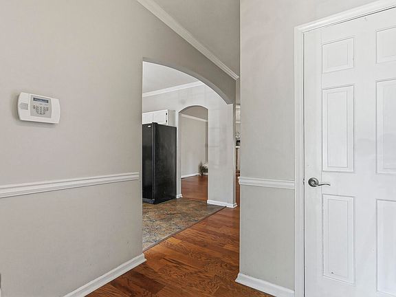 3rd image of 902 Albany Ct