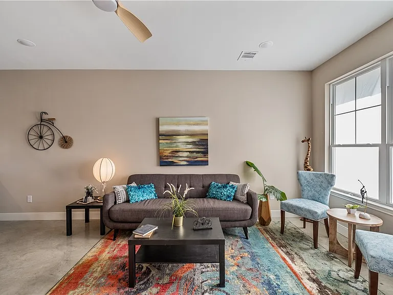 802 N Parker Ave — Photo 3