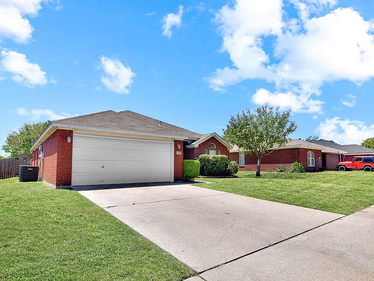 2206 Sandstone Dr — Photo 3
