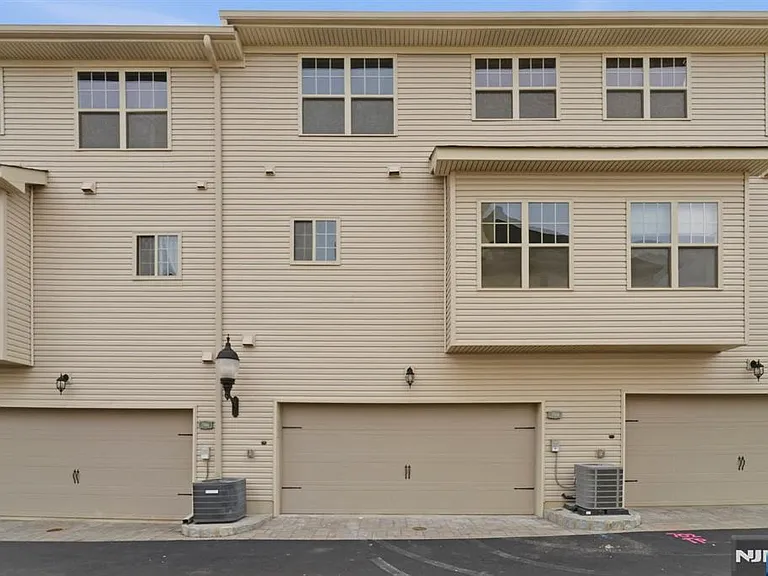 704 Green Ln — Photo 11