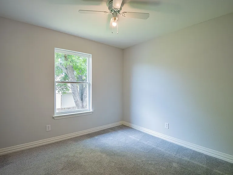 2318 Bennington Dr — Photo 16