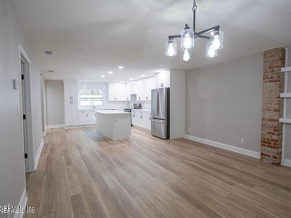 5th image of 44259 Artesian Blvd