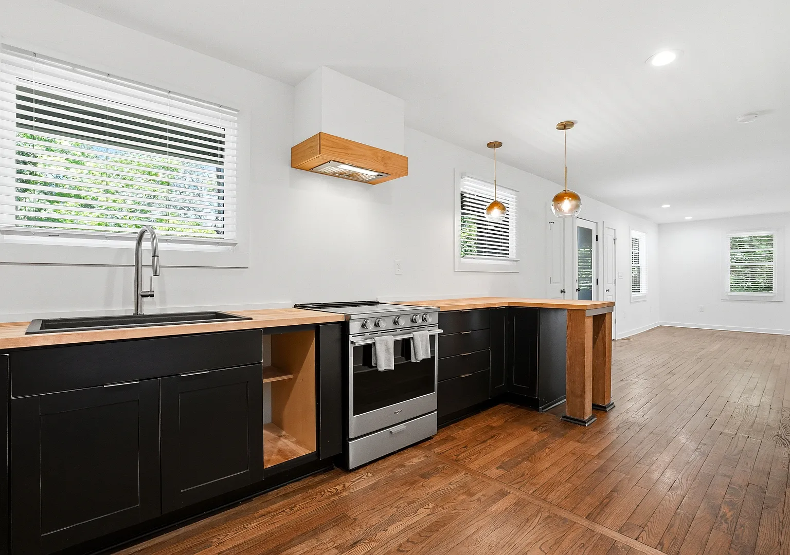 3 bed, 3.5 bath, 2363 sqft, $2,695 — Photo 2