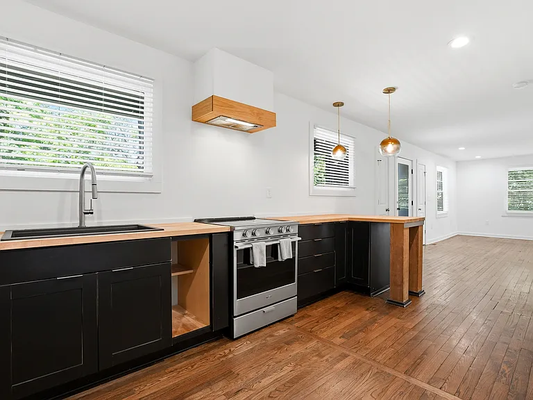 439 Oak Rd — Photo 2
