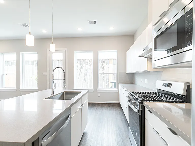 604 Thornton Rd — Photo 9