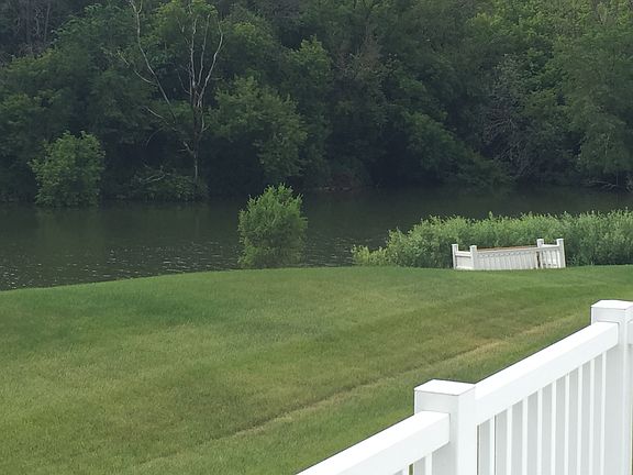 Deck/Back Yard/Lake
