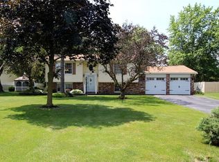 6564 Royal Pkwy S, Lockport, NY 14094
