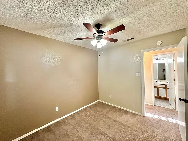 401 W Lincoln Ave — Photo 17