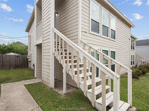 3rd image of 405 Manuel Dr APT D