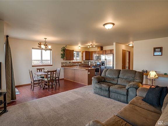 5th image of 592 N Montclair Ave