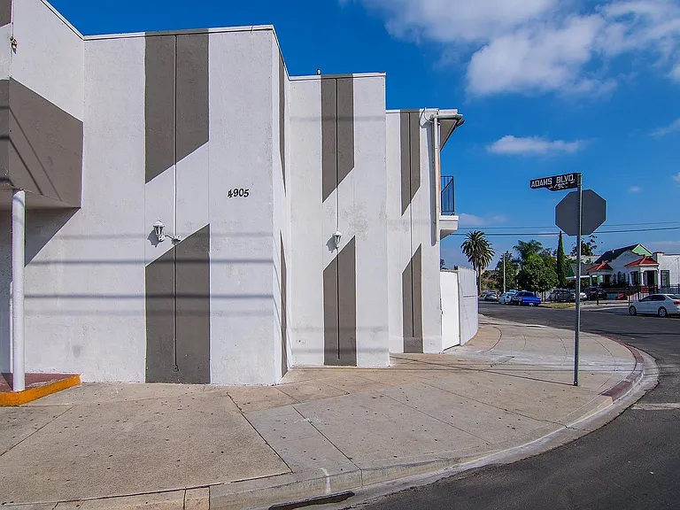 West Adams Studio Apartments — Photo 24