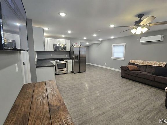 3rd image of 207 E Park Ave