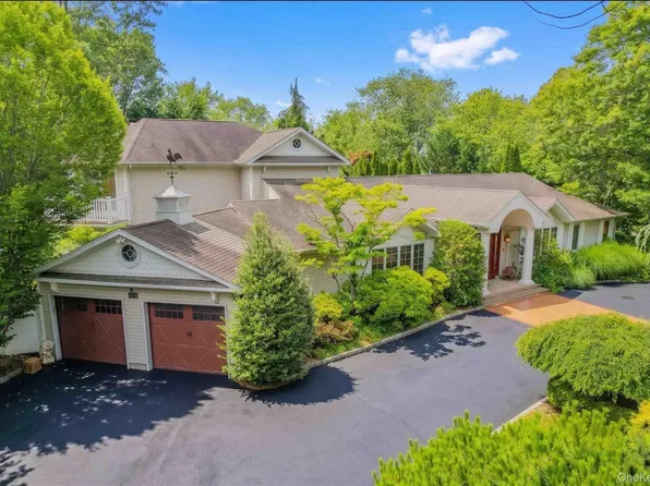 20 Astro Place, Dix Hills, NY 11746